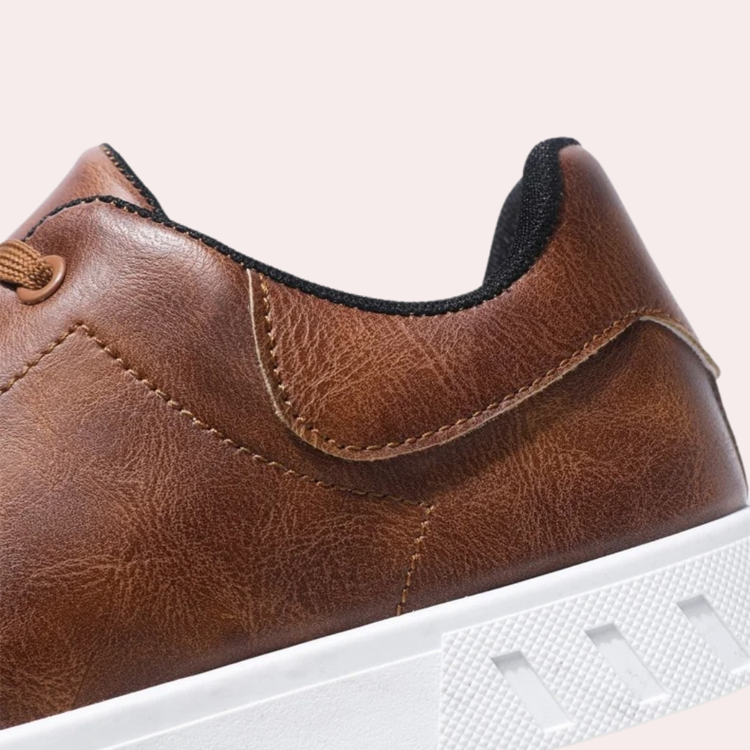 Svarte og mørkebrune herresko, elegante og komfortable for tidløs urban stil.