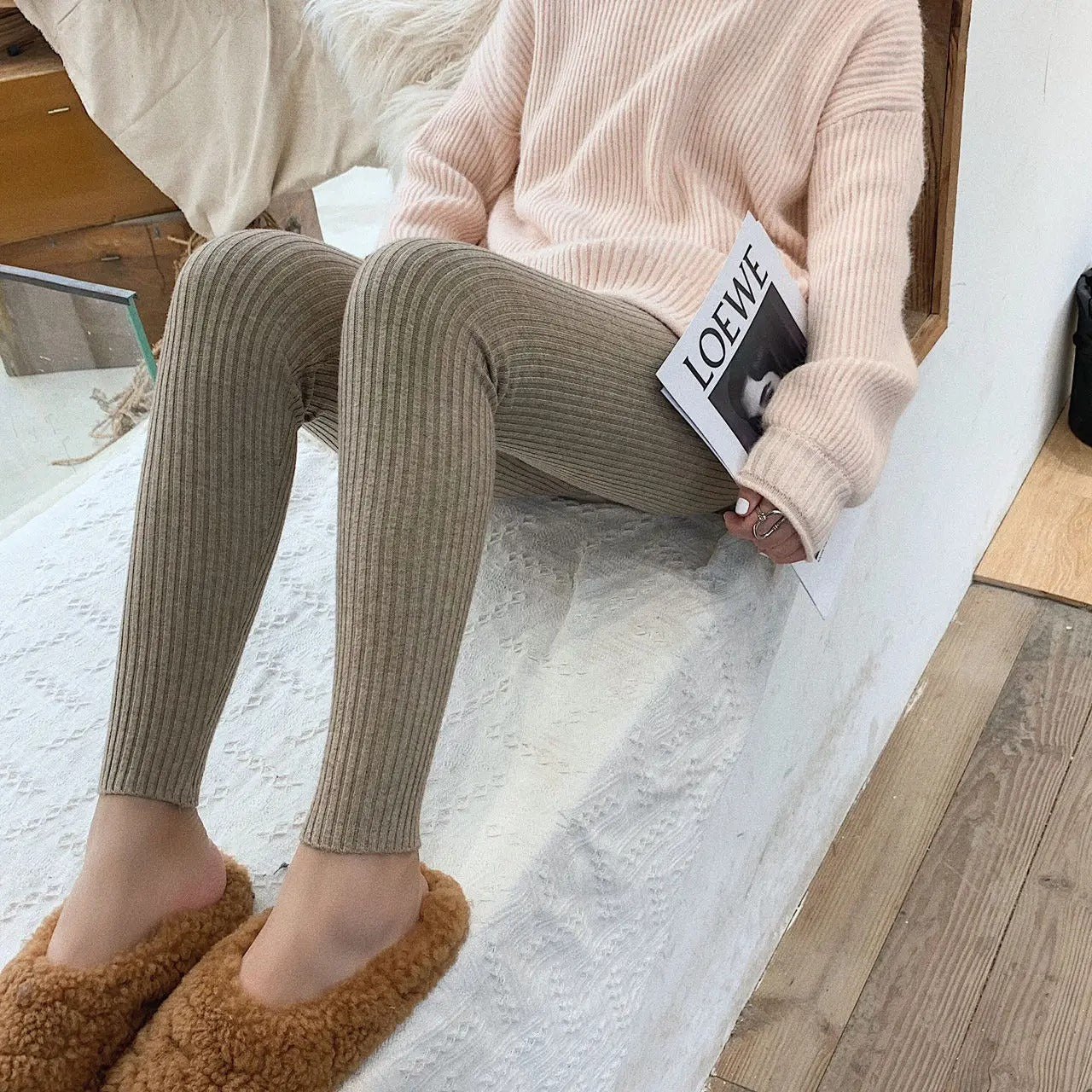 Leggings med høy midje for kvinner, gir optimal komfort og støtte. Tilgjengelig i svart, grå og khaki.