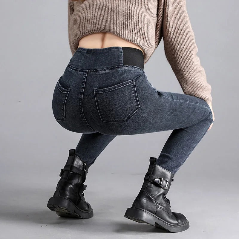 Motebevisste kvinner i svarte skinny blyantsilhuett bukser med høyt midje. Stil og komfort.