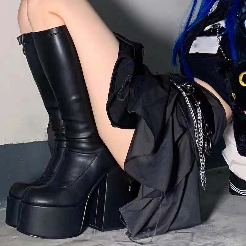 Kvinnelige svarte punk plattformstøvler som løfter antrekket for en moderne og trendy stil.