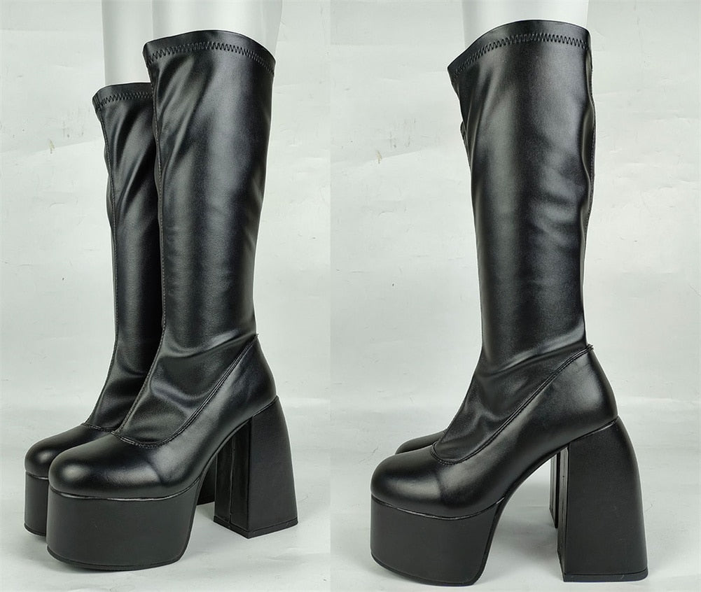 Robuste svarte plattformstøvler til kvinner, i klassisk punkstil med høy såle for et edgy uttrykk.