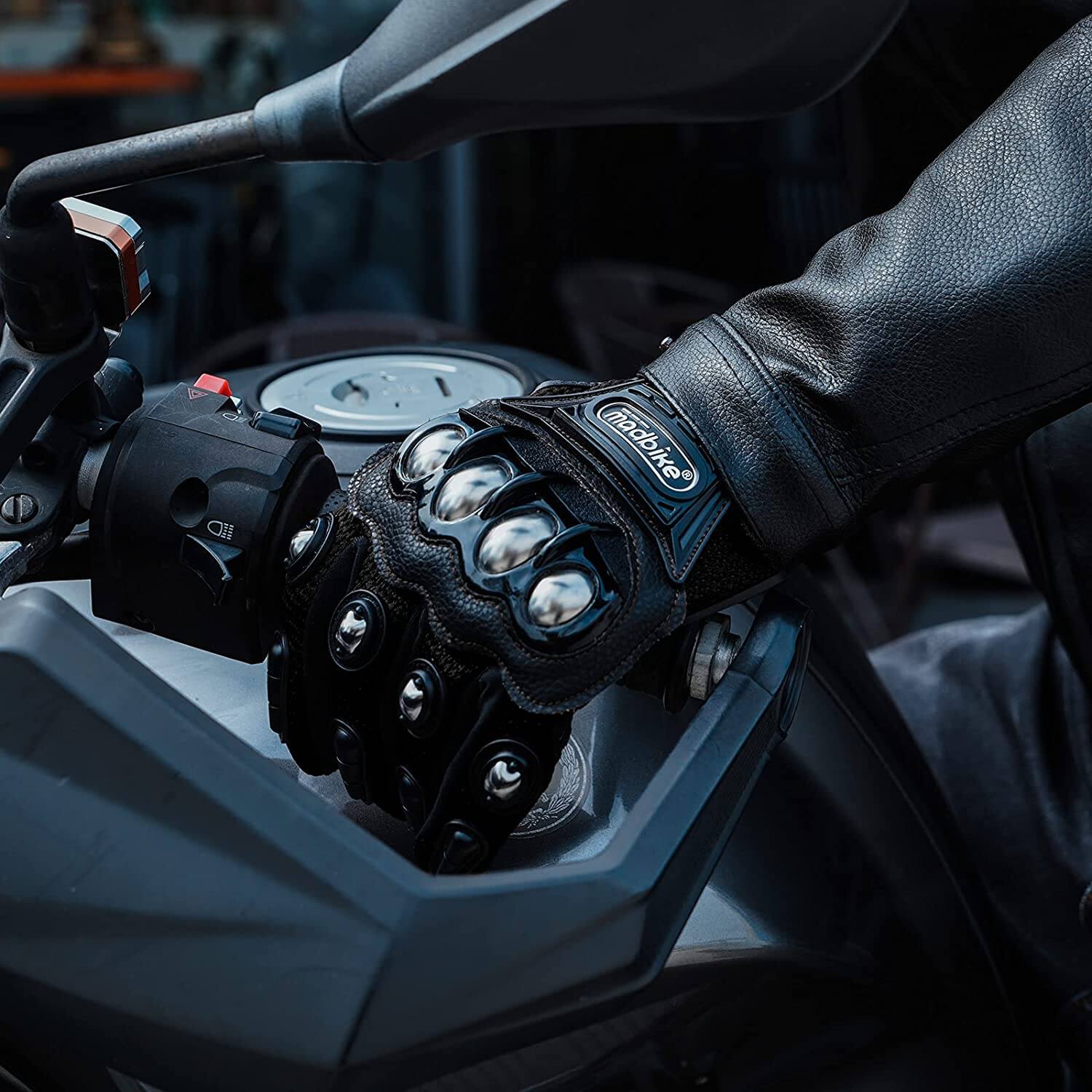 Høykvalitets herre motorsykkelhansker, fullfinger, med justerbar stropp for sikker passform.