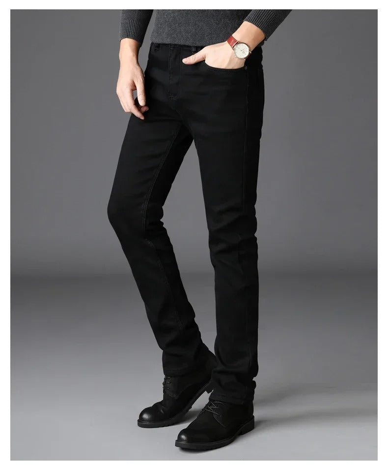 Svarte bikerjeans for menn med kule moto-detaljer og stretch-komfort. Ideell for en edgy streetwear-stil.