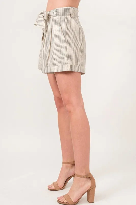 Trendy, komfortable stripete dame shorts med løs passform. Ideell for strand, ferie og uformell bruk.