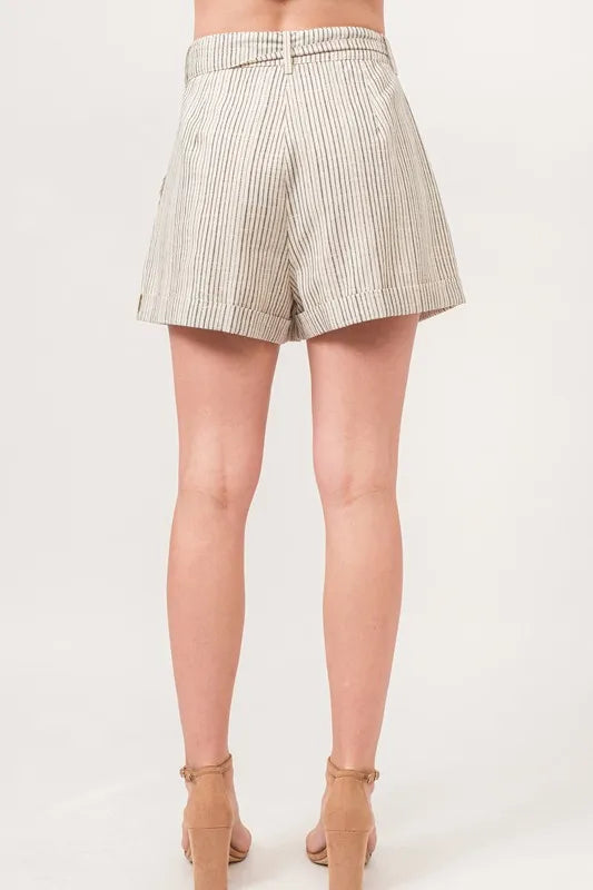 Dame shorts i svart med hvite striper og justerbar midje. Løs passform for maksimal sommerkomfort.