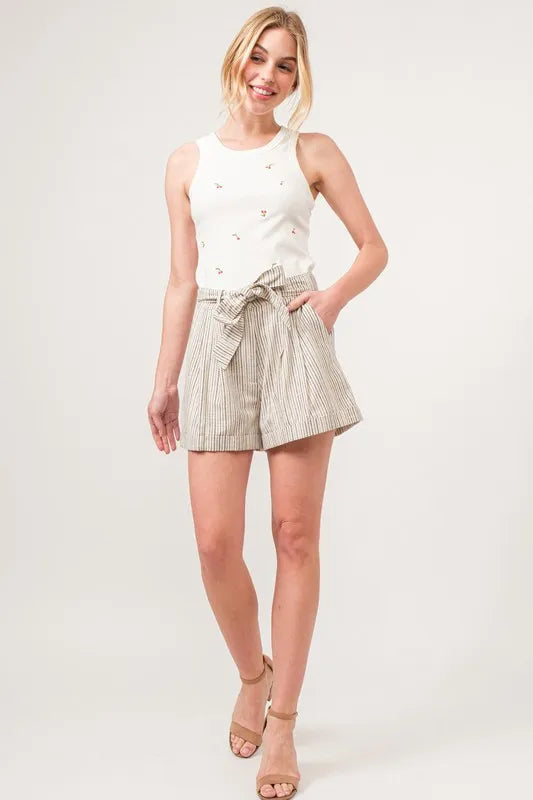 Dame shorts med svart/hvitt stripet mønster og løs passform. En stilfull og komfortabel sommer shorts.