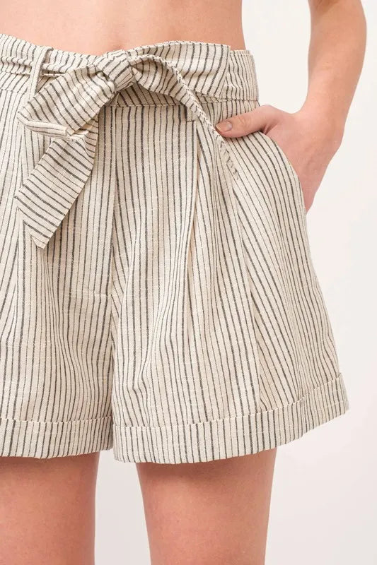 Allsidige stripete dame shorts med løs passform og justerbar midje. Perfekt som hverdags- eller strand shorts.