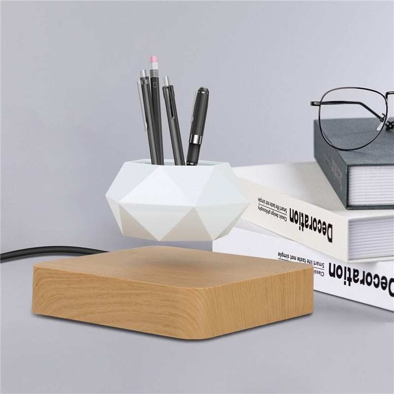 Nærbilde av den svevende bonsai potten, viser elegant design og innovativ magnetisk levitasjon.
