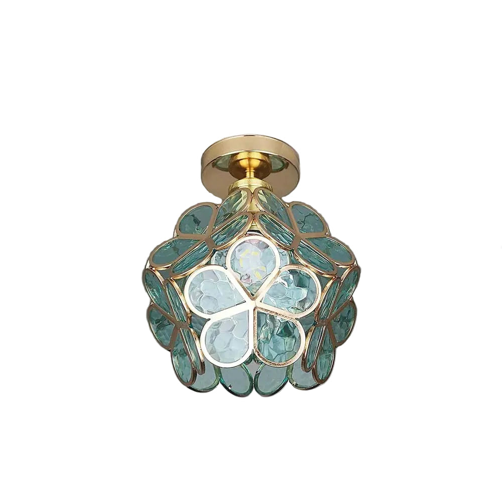 Taklampe med elegant blomsterdesign for stue og gang. Unik og dekorativ belysning som skaper koselig atmosfære.