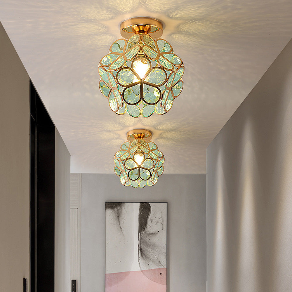 Stilren blomsterlampe, perfekt som taklampe i stue eller gang. Moderne og romantisk interiørdesign.