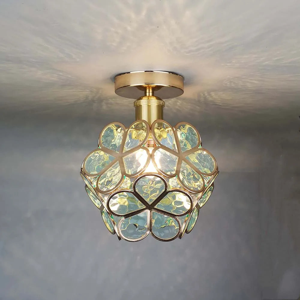 Blomsterdesign taklampe. Denne designlampen gir unik og dekorativ belysning for ditt hjem.