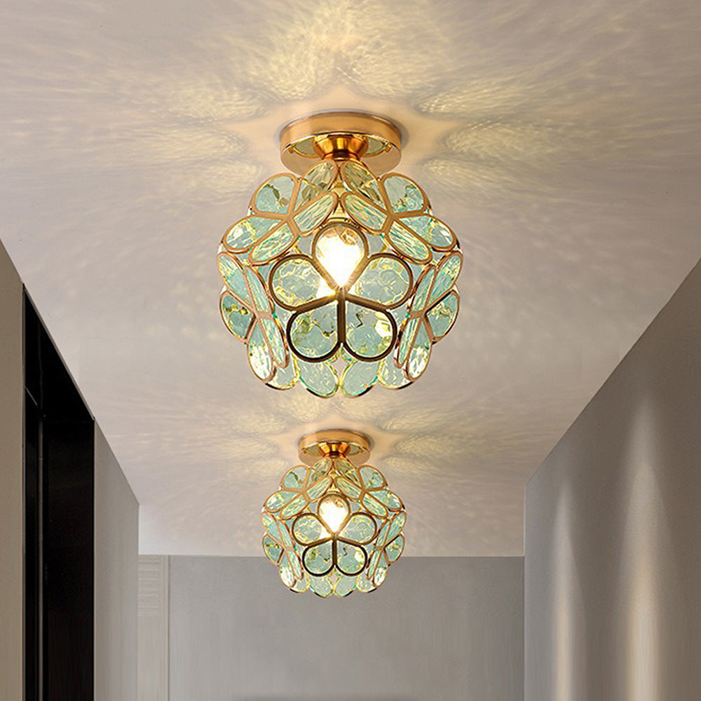Taklampe med vakkert blomsterdesign for stue. Skaper romantisk og koselig stemning.