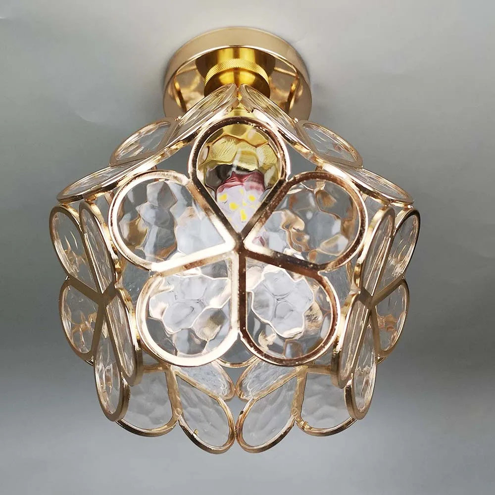 Unik taklampe i blomsterdesign, perfekt stuelampe. Gir koselig og moderne belysning til interiøret.