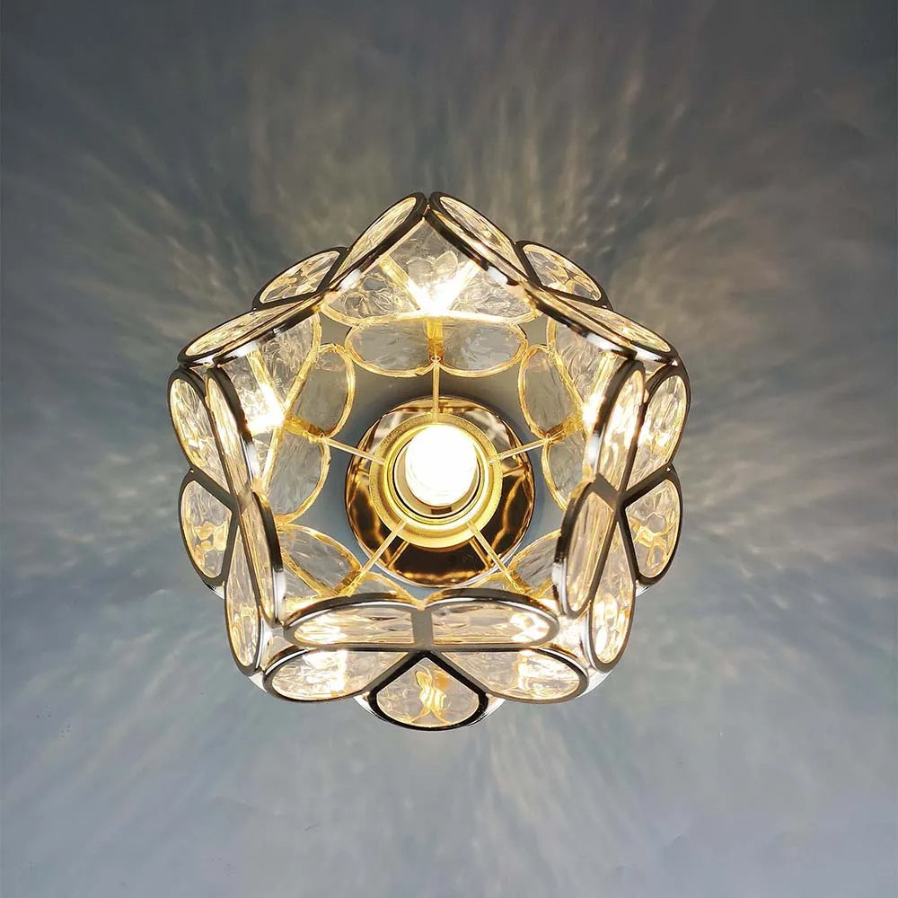 Romantisk taklampe med blomsterdesign for gang og stue. Dekorativ belysning som fremhever ditt hjem.