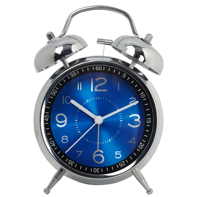 Minimalistisk analog vekkerklokke, hvit urskive. Stilig dekor som passer moderne interiørdesign.
