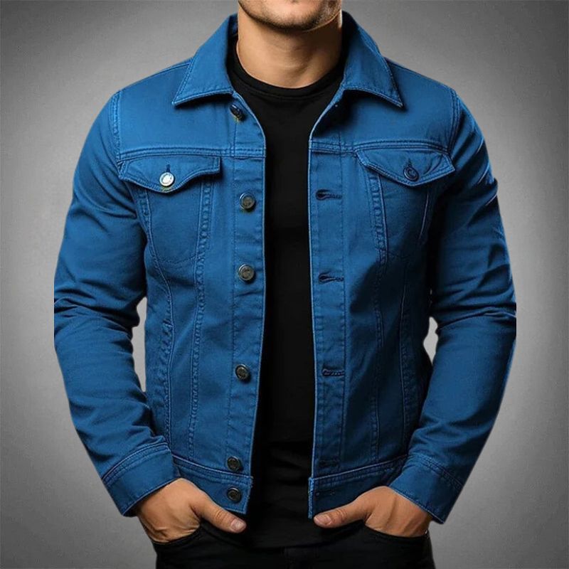 Stilig herre denimjakke i blå denim med moderne passform. Allsidig ytterplagg for både fritid og urbane antrekk.