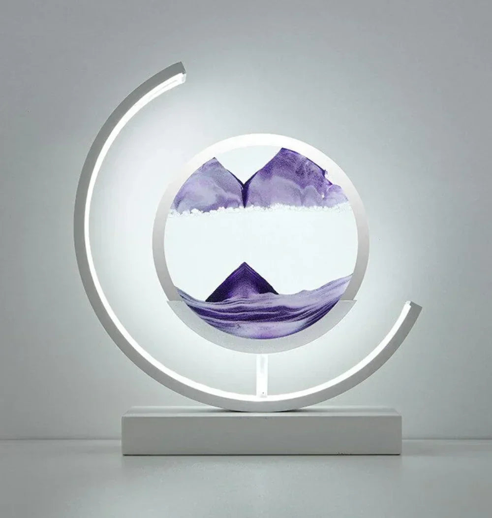"Tischlampe mit Sandlandschaft, natürliche Sandstruktur und sanftes Licht, beruhigendes Ambiente, vielseitige Farbwahl."