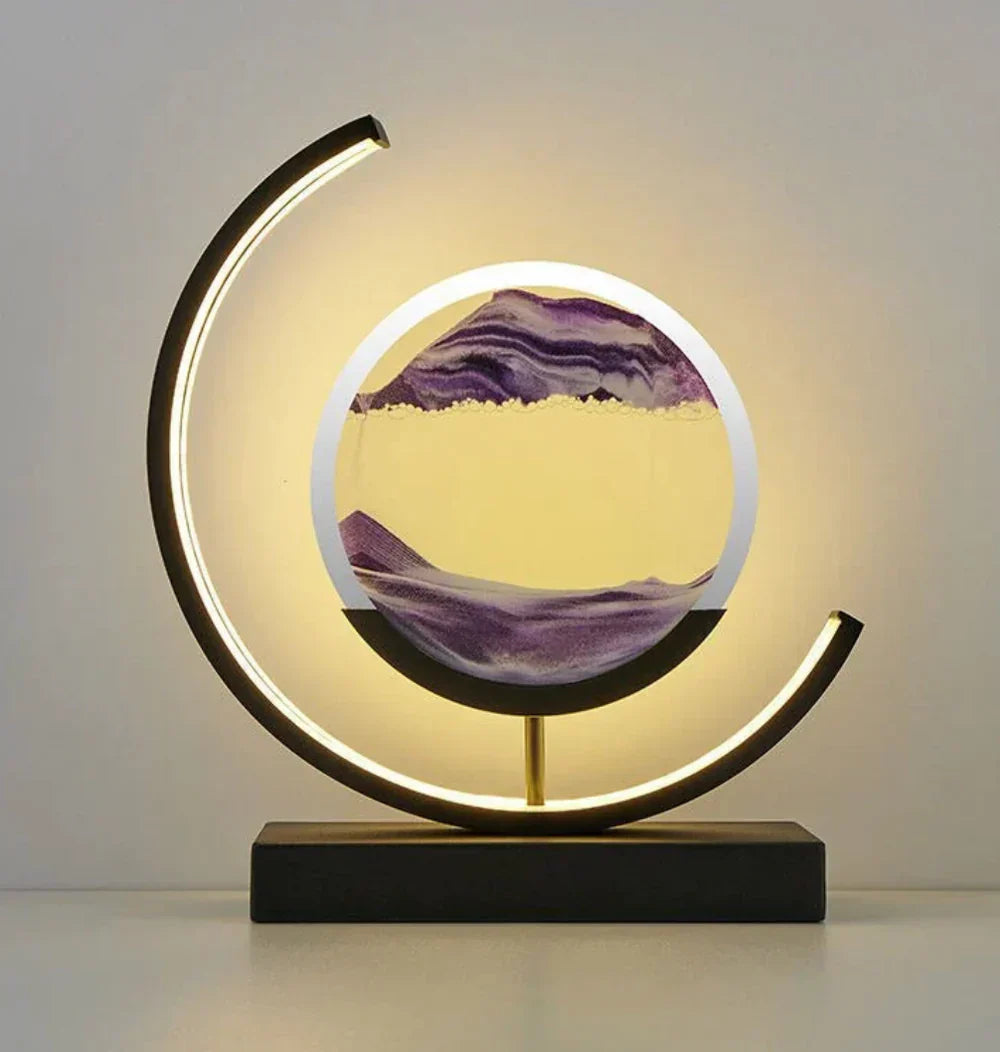 "Tischlampe mit Sandlandschaft, natürliche Sandstruktur und sanftes Licht, beruhigendes Ambiente, vielseitige Farbwahl."