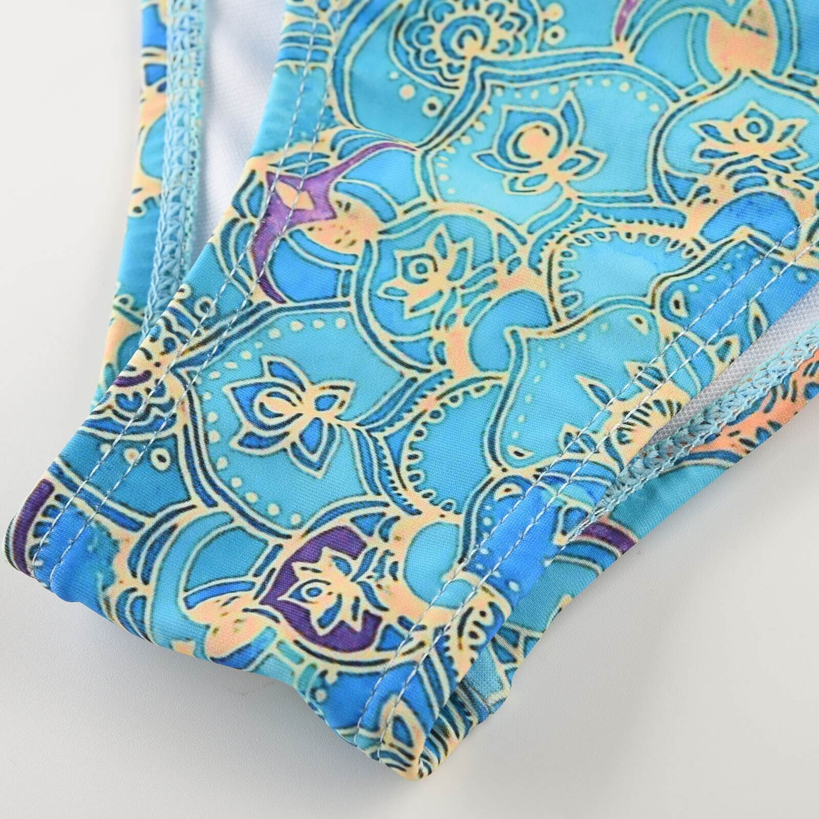 Damebikini i todelt design, fremhever strandmote. Flott badetøy for svømming og sommerferie.