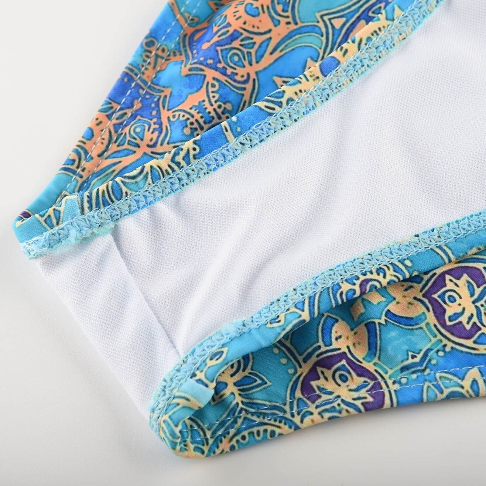 Todelt damebikini med høy midje, perfekt for sommer og strandmote. Komfortabelt badetøy for ferie.