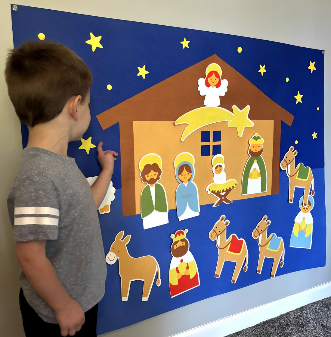 Tovet julekrybbe i filt for barn; interaktiv lek og læring om julens tradisjon og familiehygge.