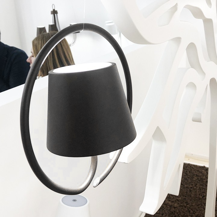 Stilren trådløs dimbar LED lampe. Allsidig hengelampe for innendørs og utendørs bruk, USB oppladbar.