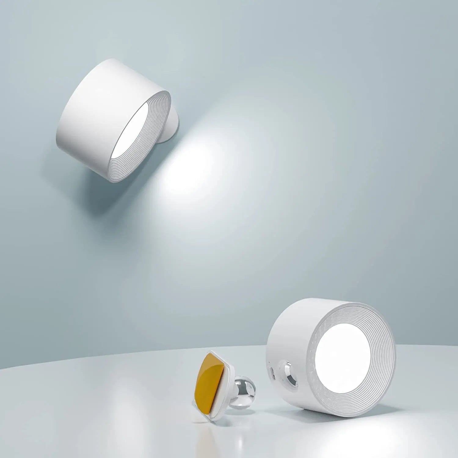 Moderne trådløs vegglampe med magnetisk feste, fleksibel og enkel å montere i hjemmet.