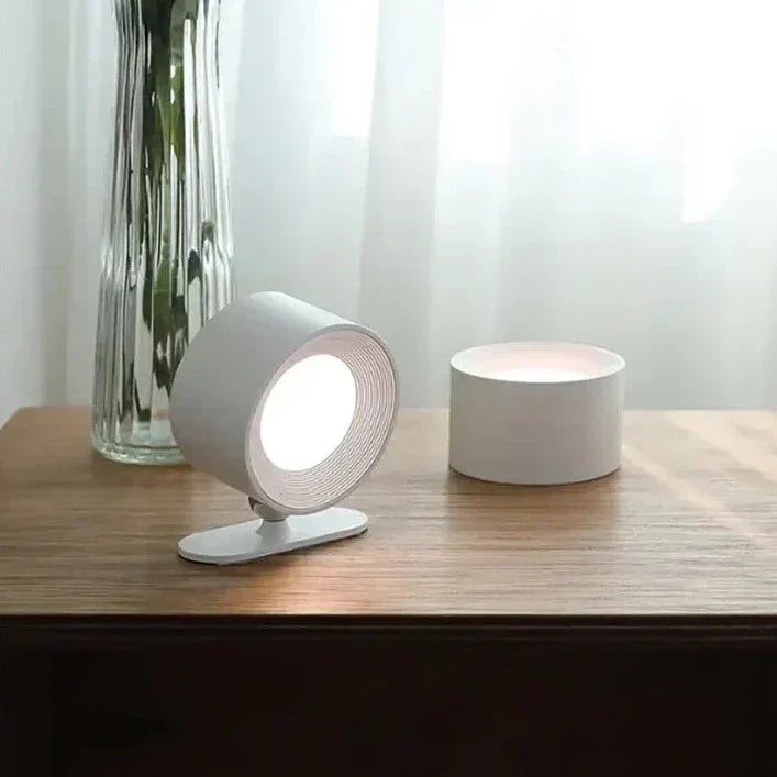 Dimbar vegglampe med justerbart lys for presis belysning, ideell som leselampe eller stemningslys.