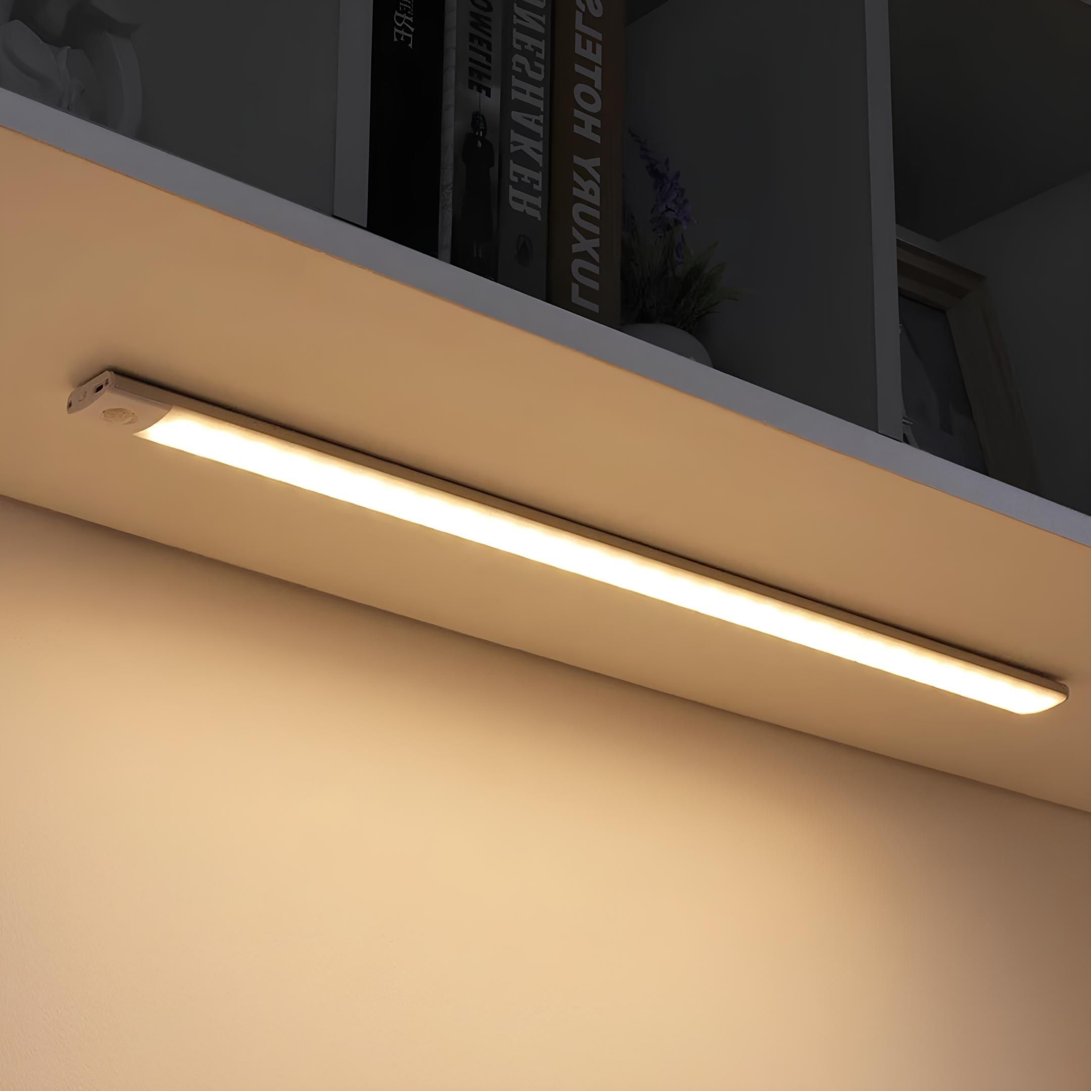 Enkel trådløs bevegelseslampe. USB oppladbar LED lampe gir smart lys i gang eller mørke områder.