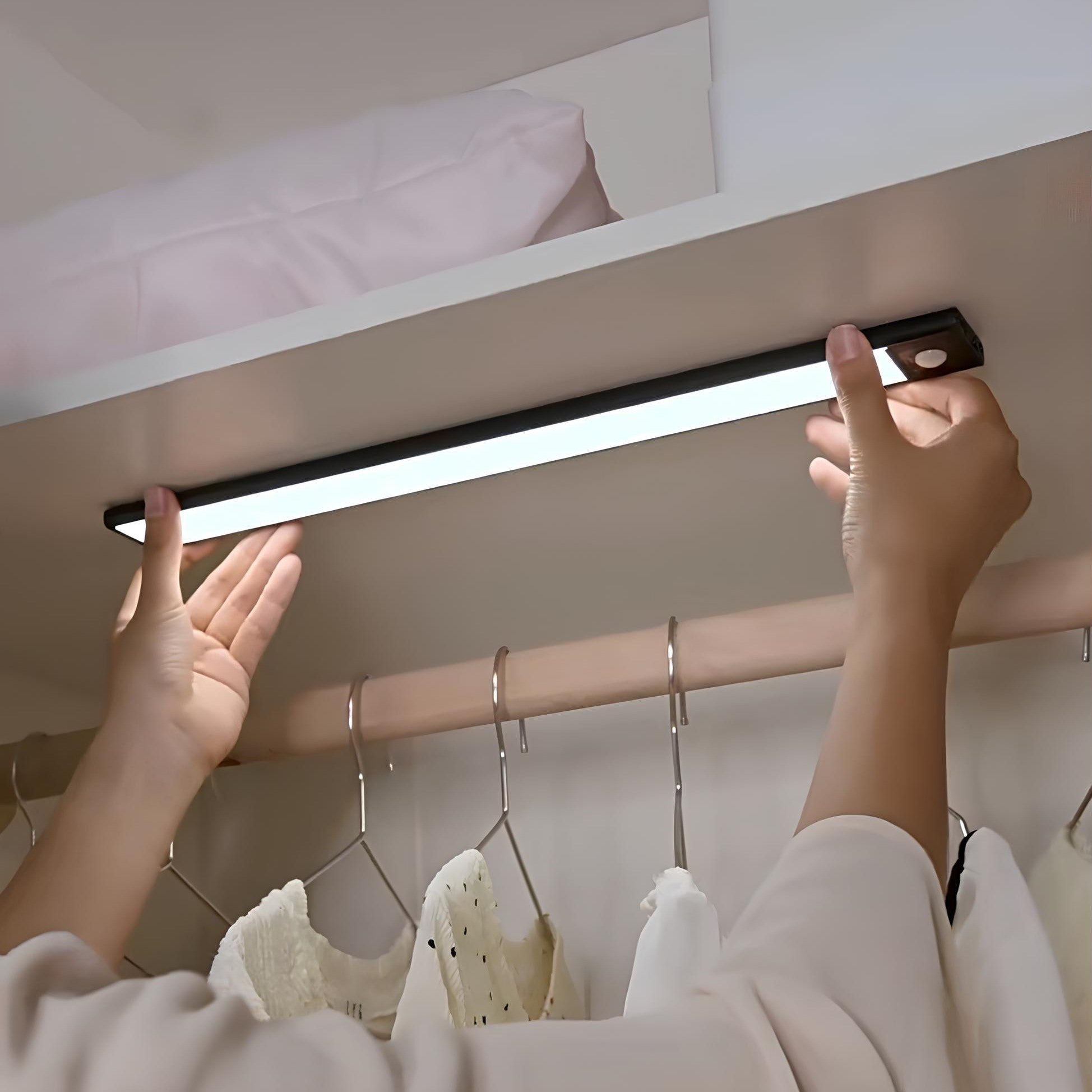 Avansert trådløs LED bevegelseslampe med justerbar lysfarge. USB oppladbar for moderne interiørbelysning.
