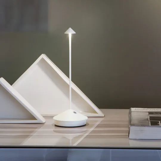 Nærbilde av elegant, trådløs LED-bordlampe. Viser kvalitetsdesign og jevn lysfordeling.