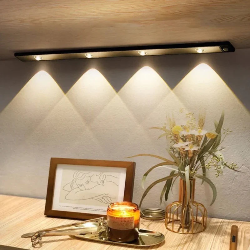 Moderne design trådløs LED lampe. Bevegelsessensor gir smart og energieffektiv belysning.