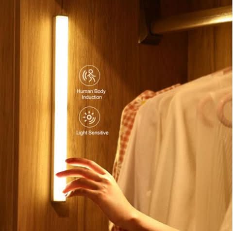 LED-lyslist med bevegelsessensor montert i skap for smart, automatisk garderobelys. Enkel installasjon.
