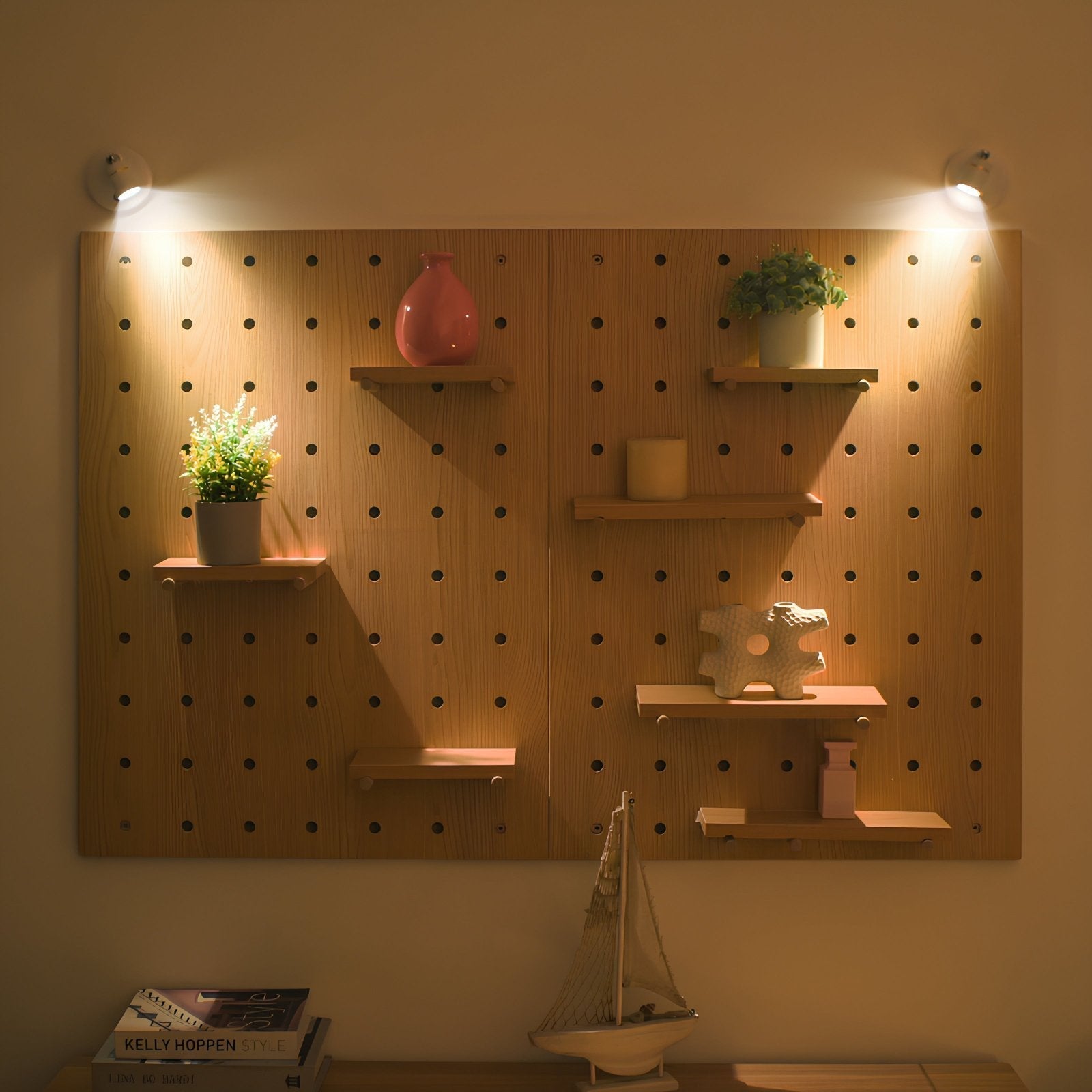 Elegant LumaSpot vegglampe, trådløs LED-spotlight. Skaper stemningslys med dimbar funksjon og fjernkontroll.