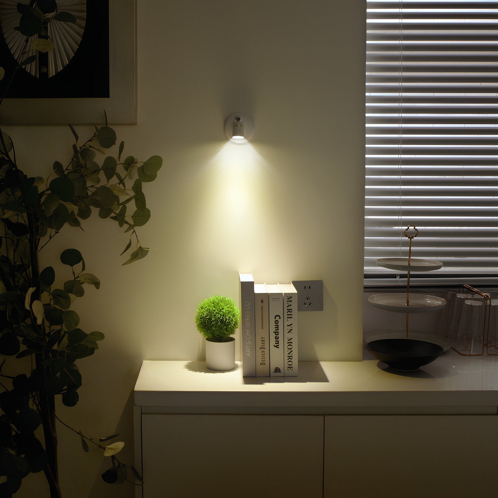 Modern LumaSpot taklampe, trådløs LED-spotlight. Gir effektivt interiørlys og punktbelysning med fjernkontroll.