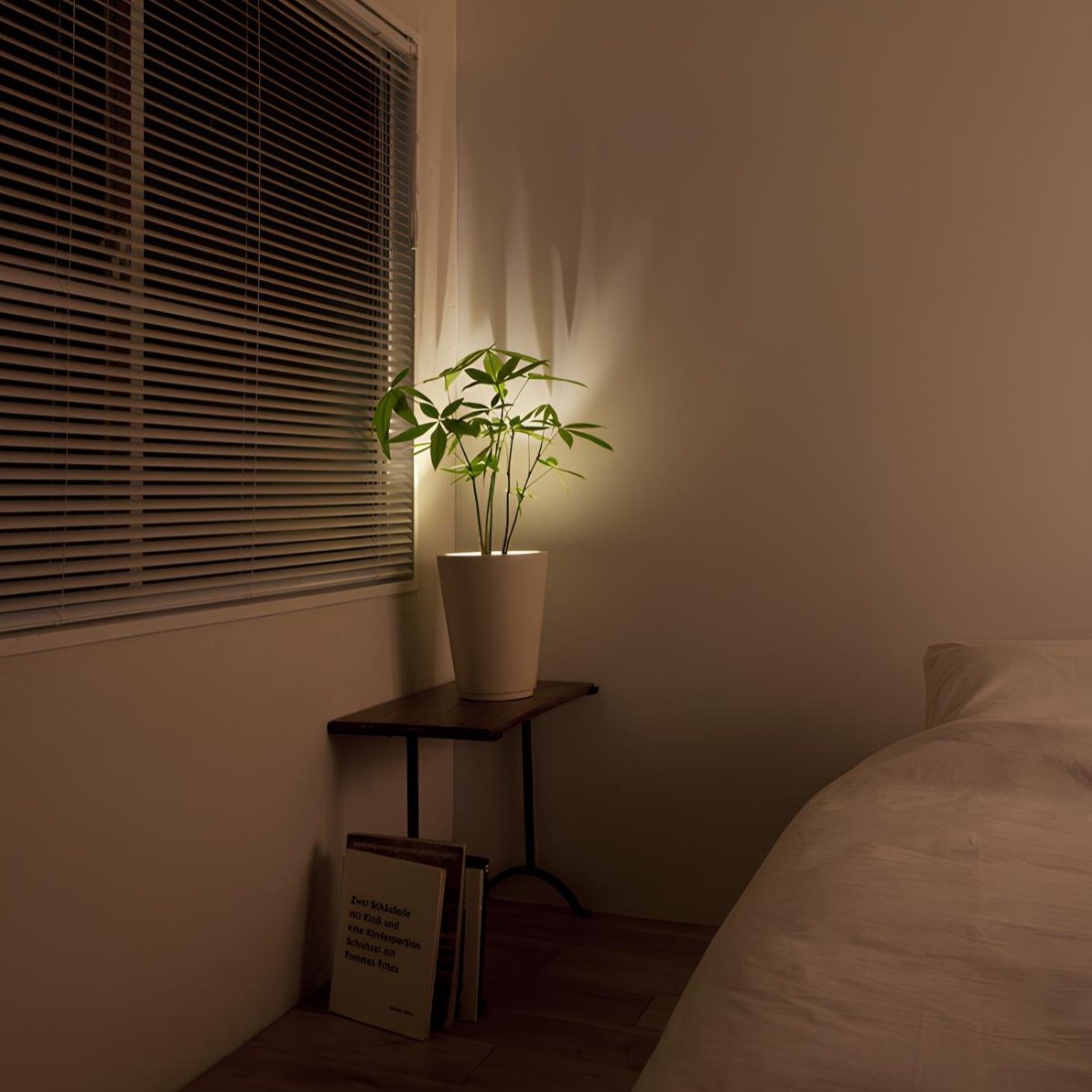 LumaSpot LED-spotlight for minimalistisk hjemmedekor. Trådløs og dimbar lampe med enkel installasjon som tak- eller vegglampe.