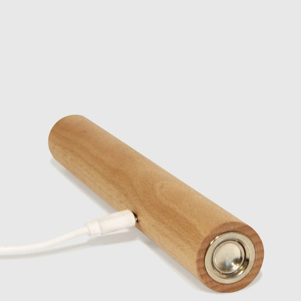 Dimbar LED vegglampe i tre, trådløs og oppladbar. Gir justerbart lys for enhver stemning, med 360° rotasjon.