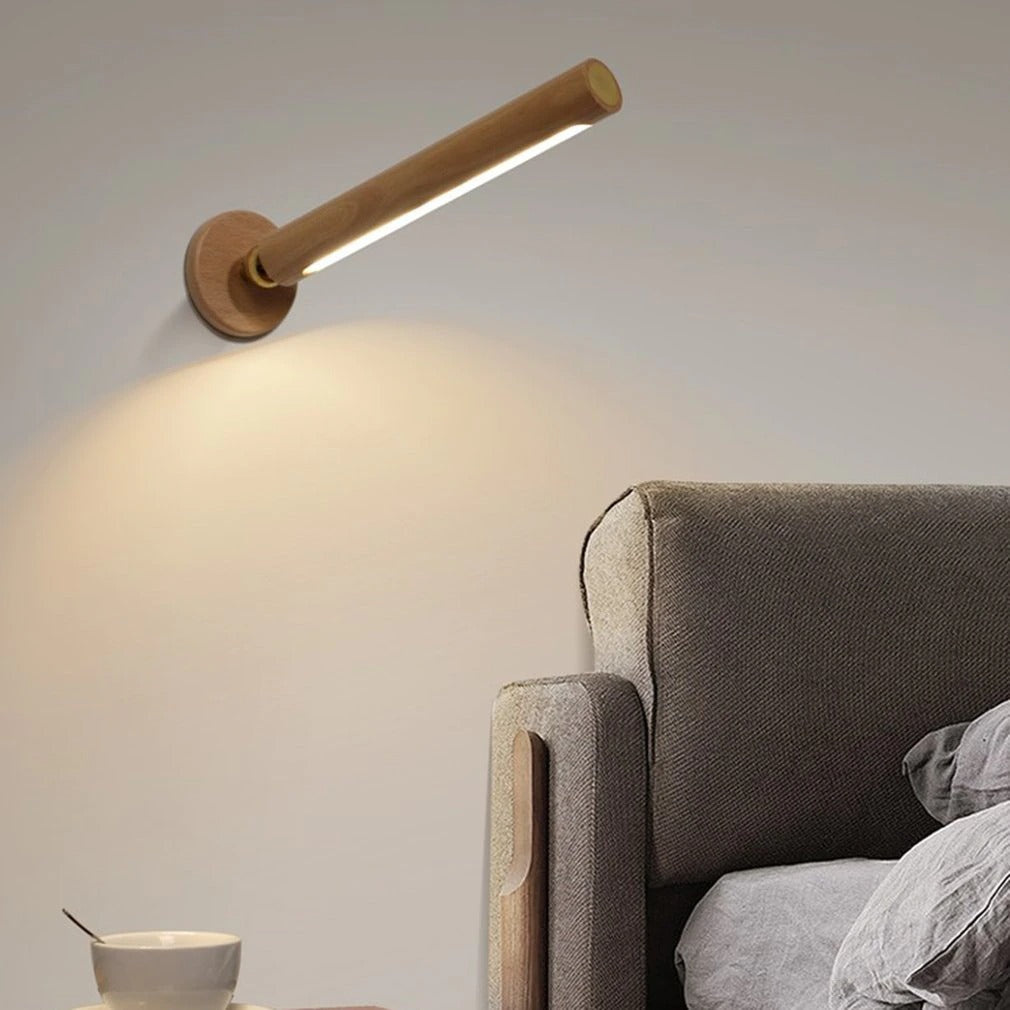Fleksibel LED vegglampe i tre med 360° rotasjon. Trådløs og magnetisk for enkel justering av lyset.