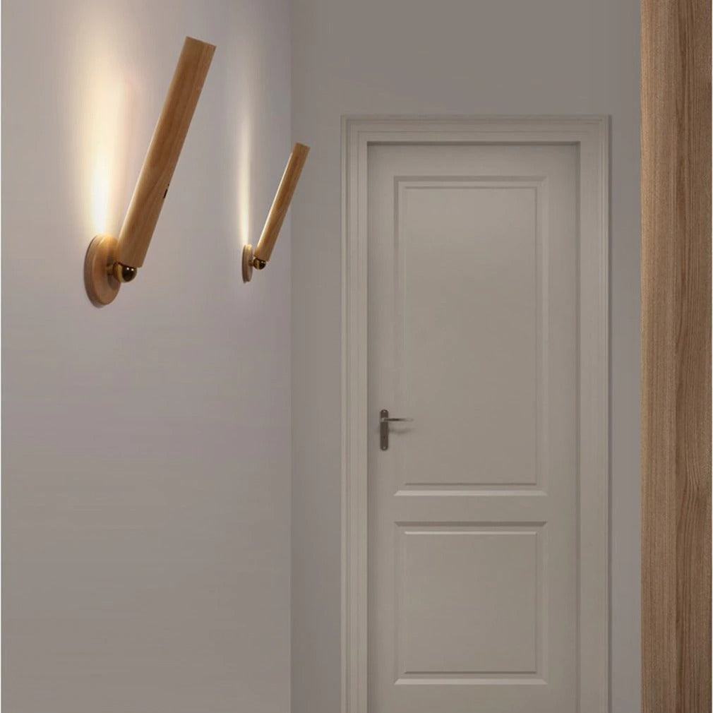 Trådløs LED vegglampe i tre, perfekt som nattlys eller leselys. Oppladbar og dimbar belysning.
