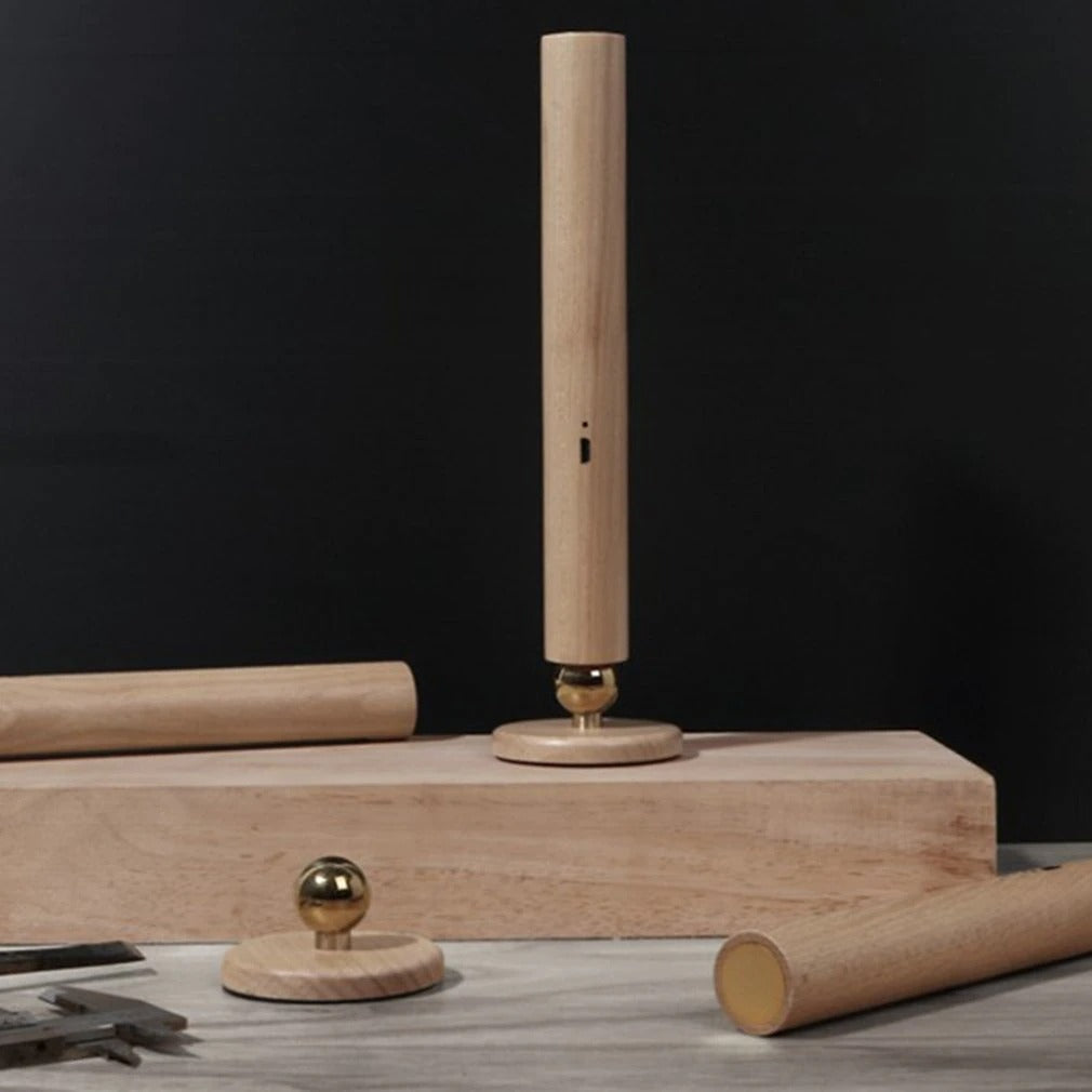Enkel å montere: trådløs LED vegglampe i tre med magnetisk feste. Gir 360° rotasjon og justerbart lys.