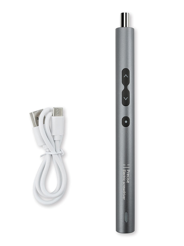 Sett med trådløs mini elektrisk skrutrekker, lader og ulike magnetiske bits. For effektiv reparasjon av elektronikk.
