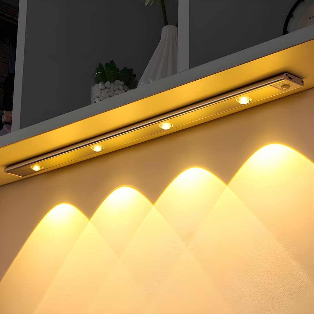 Svart LED-lys med bevegelsessensor. Dimbart, oppladbart med USB-C. Skaplys for smart hjem.