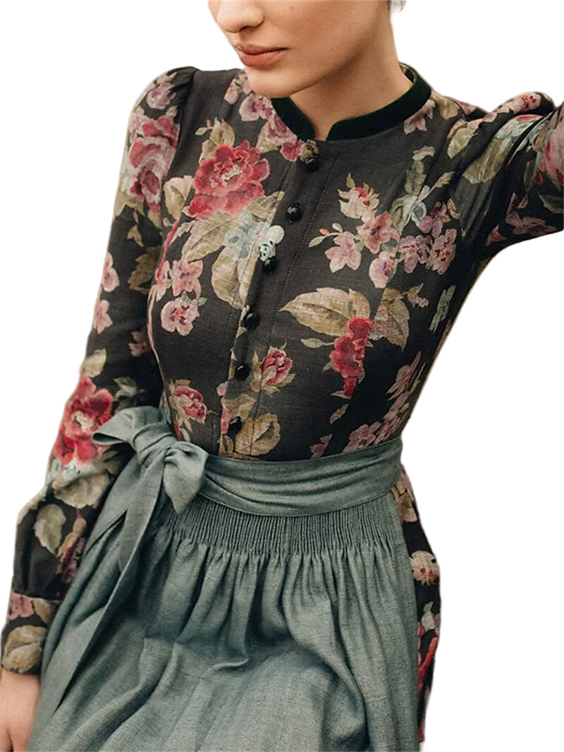 Tradisjonell dirndl kjole for kvinner med blomstermønster. Perfekt bayersk festkjole for Oktoberfest.