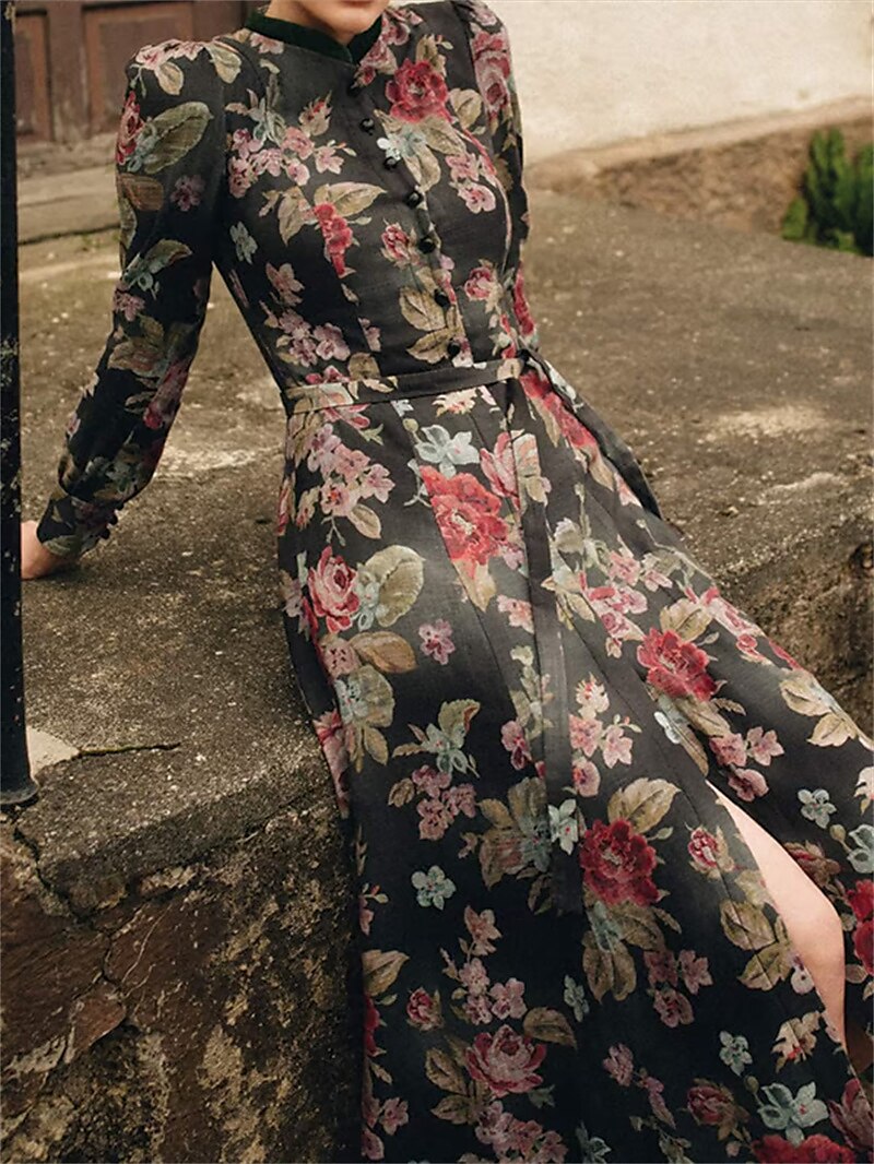 Elegant dirndl festkjole med detaljert blomstermønster, inspirert av vintage bayersk stil for kvinner.