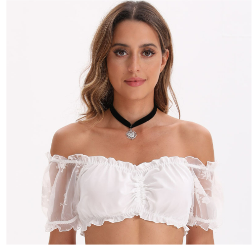Damers tradisjonelle dirndlbluse for Oktoberfest, hvit og elegant med vakre detaljer.