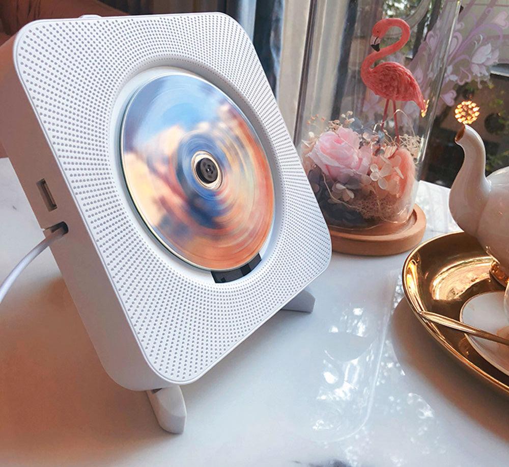 Nærbilde av CD-rommet på den bærbare spilleren, åpent, klart til å sette inn en CD, Bluetooth-tilkobling
