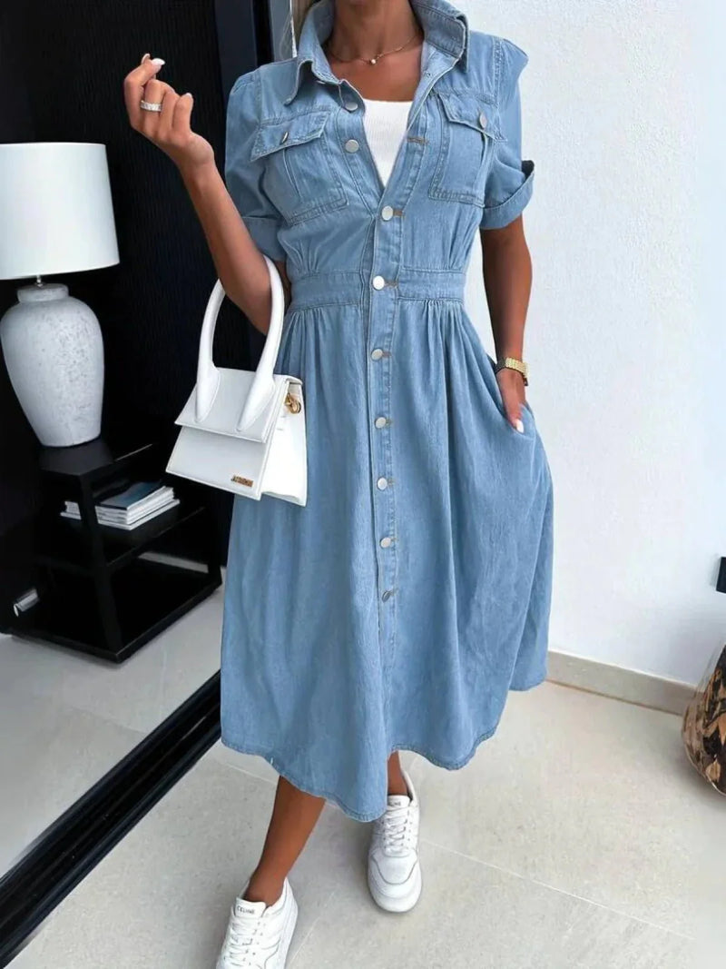 Trendy blå denimkjole for kvinner, perfekt for hverdag og fritid. Komfortabel midi-lengde sommerkjole.