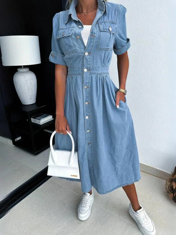 Allsidig dame denimkjole med moderne snitt, ideell som stilkostyme eller trendykjole. Komfortabel passform.