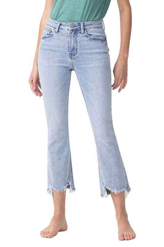 Trendy dame kick flare jeans med høy midje i lys denim. Perfekt for vår og sommer, gir et flatterende utseende.