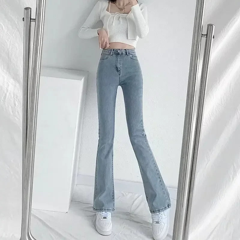 Komfortable blå jeans med høyt liv og utsvingte ben. Perfekt for en stilig og moderne hverdagslook.